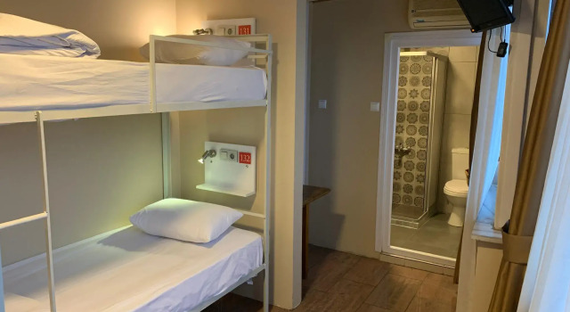 Кровать в общем номере Antique Hostel