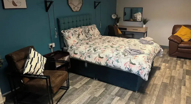 Pine Studio Apartment- Your Own Quiet Space!, Varaa Huoneisto Asunnot kohteessa Merseyside, Huoneisto
