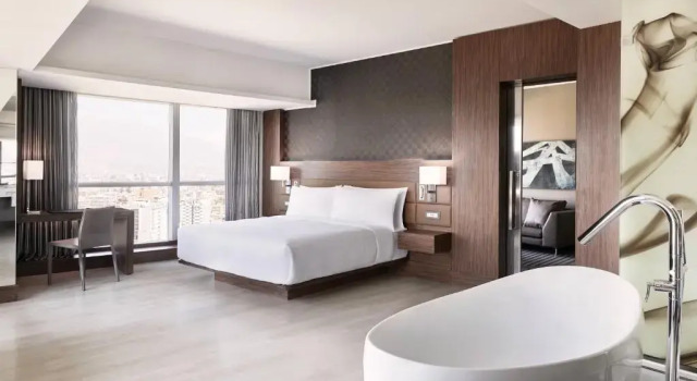 Люкс AC Hotel by Marriott Santiago Cenco Costanera