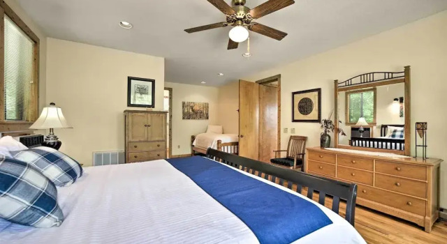 Mountain Views & Deck: Spacious Bryson City Home!, 预订 度假屋 布赖森城 Great Smoky Mountains