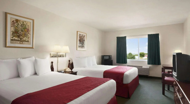 Четырёхместный номер Standard Days Inn & Suites by Wyndham Romeoville