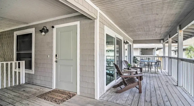 Outdoor Dining, Steps to Sand: Indian Shores Condo