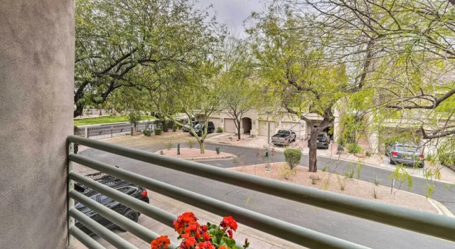 Pet-friendly Scottsdale Retreat w/ Pool & Balcony!, Забронировать Апартаменты/квартира Отели Скотсдейл с парковкой, Парковка