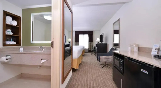Четырёхместный люкс Holiday Inn Express Hotel & Suites Mooresville - Lake Norman by IHG