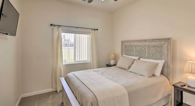 Bright Home w/ Yard, 4 Mi to Colorado River!, Buchen Sie Ferienhaus Fort Mohave Nevada