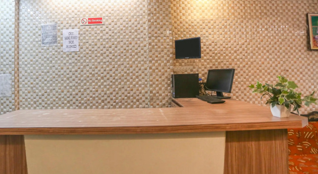 OYO 72051 Hotel Mahadev, Забронировать Отель Отели Газиабад с парковкой, Парковка