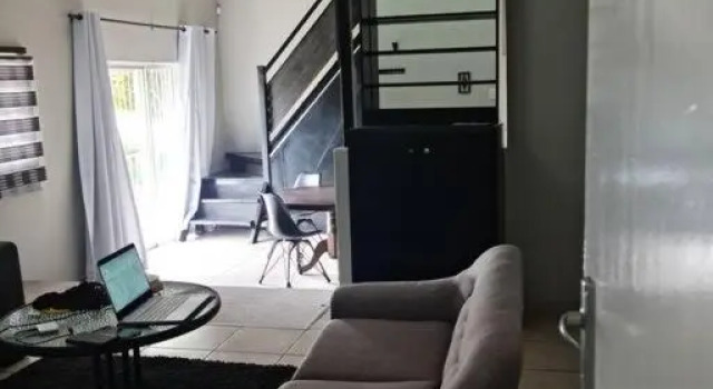 Justin's Place Lounge. An Exceptional Home with no Load Shedding, by The Grove Mall and Wilgers Hospital., Boek Vakantiehuis  