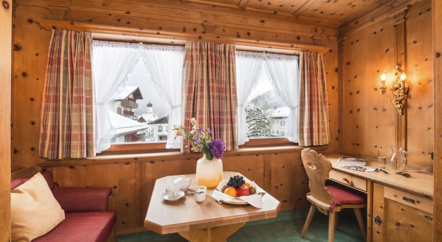 Двухместный номер Comfort с видом на город Alpenjuwel Parkhotel Wallgau 4 Sterne Superior Genusshotel mit Spa feinster Kulinarik & Golf Ihr Rückzugsort inmitten der Alpen mit Tradition und Eleganz