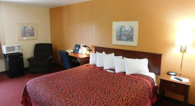 Номер Standard Days Inn & Suites by Wyndham Cedar Rapids