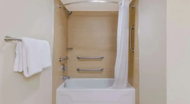 Четырёхместный номер Standard с балконом и с красивым видом из окна Comfort Inn South Oceanfront