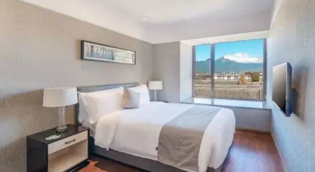 Двухместный люкс с 2 комнатами с видом на горы Lijiang Jinlin Howard Johnson Hotel (Shuhe Ancient Town Shop)