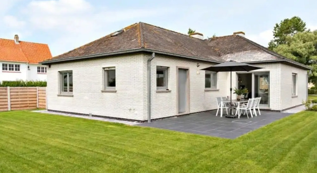 Коттедж Huswell - Spacious bungalow with garden near the beach & sea