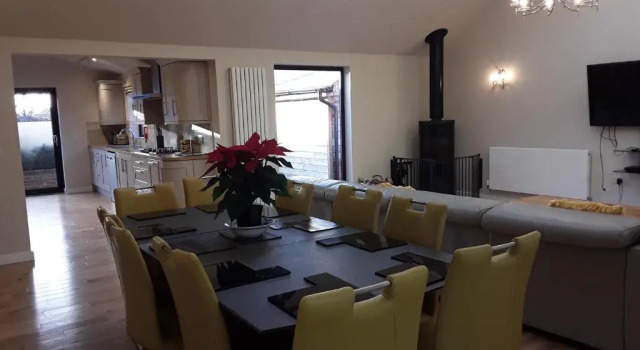 Коттедж с 4 комнатами Hillside Lodge, Tor Farm