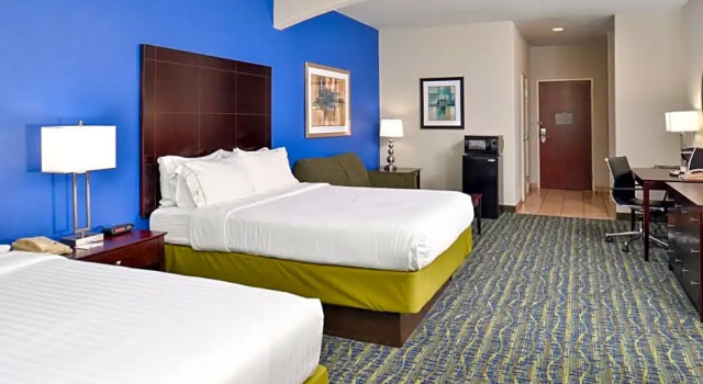 Четырёхместный люкс Holiday Inn Express Hotel & Suites San Antonio by IHG