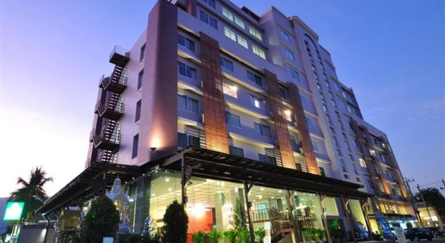 Кровать в общем номере Mayflower Grande Chiang Mai