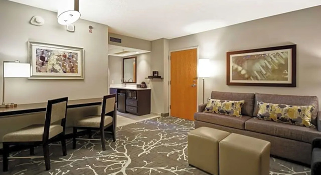 Номер Deluxe Embassy Suites by Hilton Raleigh Durham Research Triangle
