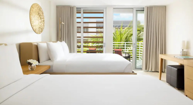 Четырёхместный номер Standard с балконом и с частичным видом на океан Collins Court South Beach