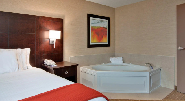 Двухместный люкс c 1 комнатой Holiday Inn Express Hotel & Suites Chatham South by IHG