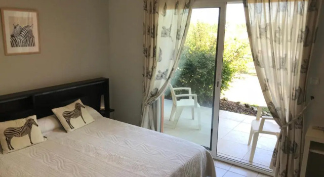 Chambres d'hôtes La Coloniale, Rezerwuj Hotel Hotele w Varetz z basenem, Basen