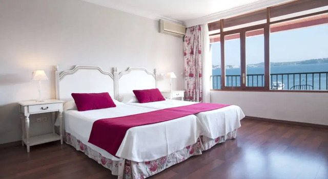 Двухместный номер с балконом и с видом на море Hotel Cala Fornells