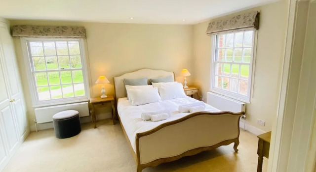 Коттедж Stunning 6-bed Country House With Heated Pool