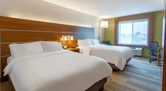 Четырёхместный люкс Holiday Inn Express Hotel & Suites Burlington by IHG