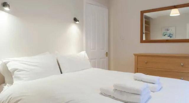 2 Bedroom Flat In West End, Забронировать Отель Отели Эдинбурга 3 звезды, рядом с Scottish Widows Bank Plc, 3*