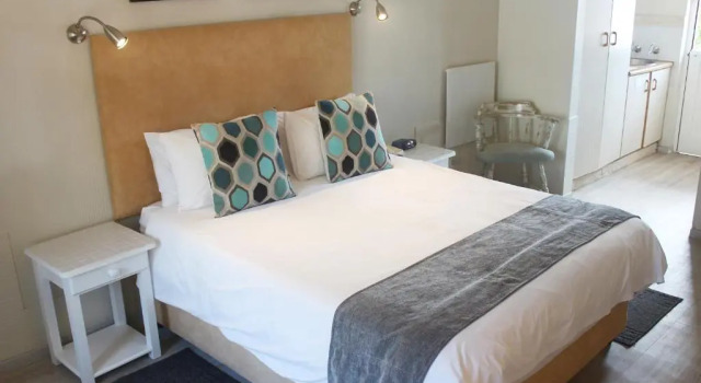Двухместный номер Standard с видом на бассейн Oceans Hotel & Self Catering