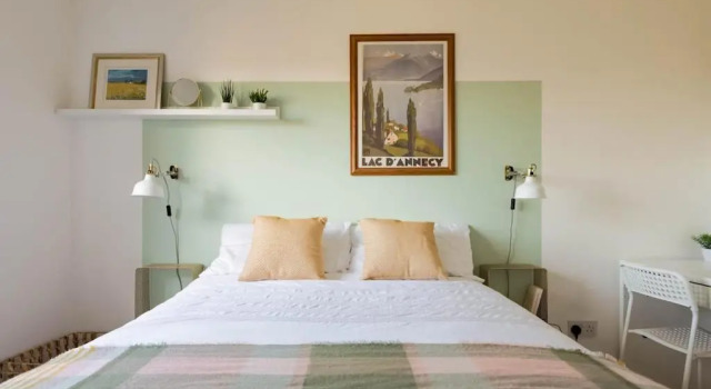 Stylish apartment with balcony, minutes from beach, Book Apartment Redcar Teesside