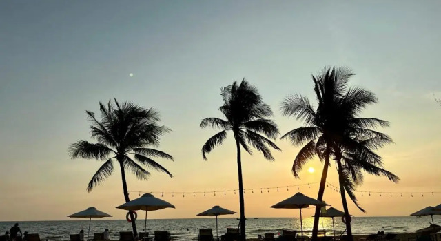 Коттедж 9BR West coast Phu Quoc townhouse by beach and shared swimming pools
