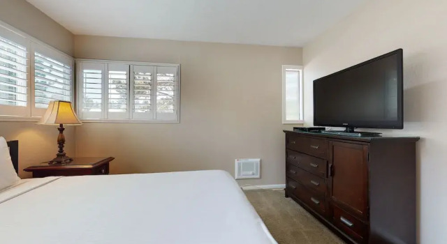 Sierra Manors 8 Pet-Friendly, Short Walk to the Shuttle, Spacious, Centrally Located by RedAwning