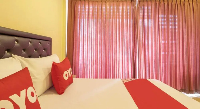 OYO 75350 Hole In One Bar Hotel