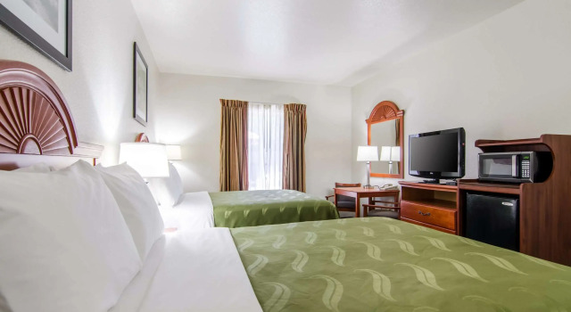 Четырёхместный номер Standard Quality Inn Junction City near Fort Riley