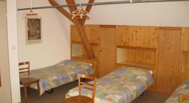 Кровать в общем номере Haus St.Michael