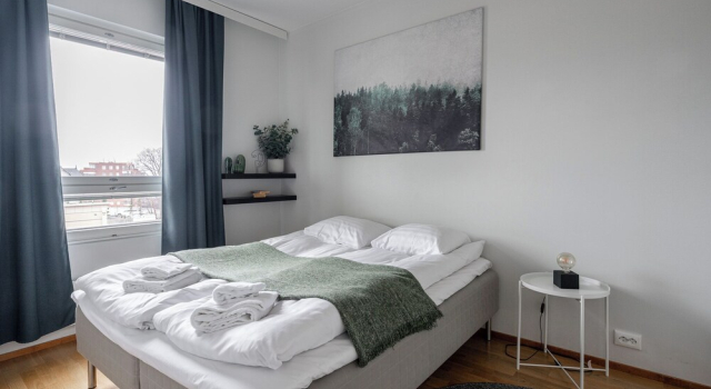 Modern 1BR Apt with Sauna, Balcony & Free Parking