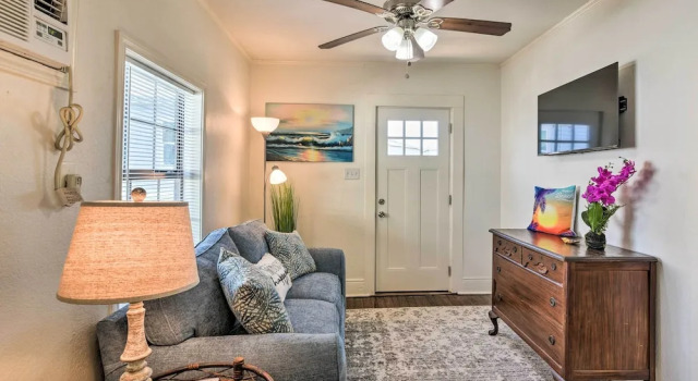 Blue Dolphin' Cottage: Walk to Galveston Seawall!, Забронировать Дом для отпуска Виллы Галвестон, рядом с Rebecca Sealy Hospital, Вилла