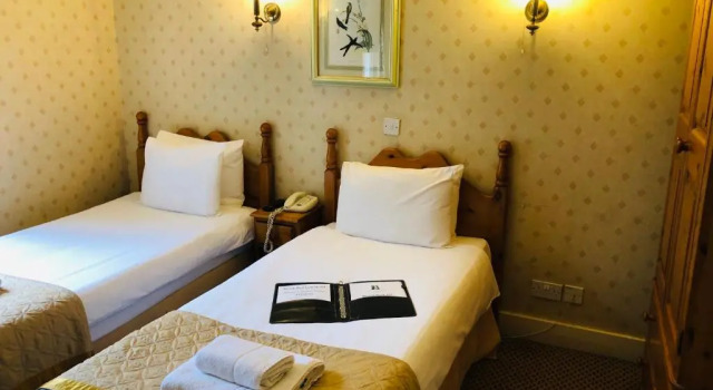 Трёхместный номер Standard Brook Red Lion Hotel