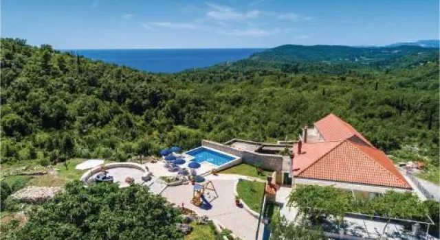 Three-Bedroom Holiday Home in Radovcici