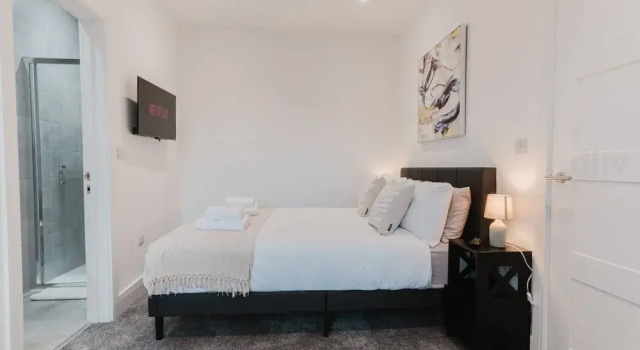 Luxury Seaside Home Parking Sleeps 8 by Adliv