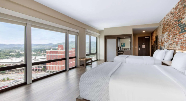 Четырёхместный номер Standard Cambria Hotel Downtown Asheville
