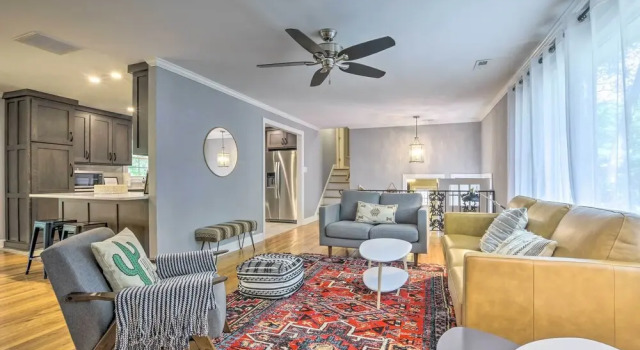 Bright Cary Home With Deck < 15 Mi to Raleigh!, Забронировать Дом для отпуска Кэри Raleigh-Durham Metropolitan Area