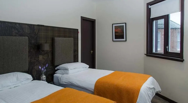 Thrums Hotel, Kirriemuir, Забронировать Отель Кирримуир Ангус