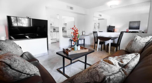 234 Fully Furnished 1BR Suite-Outdoor Pool! by RedAwning, Забронировать Апартаменты/квартира Апартаменты Пруда в Темпе, рядом с Vista Del Camino Park, Апартаменты/квартира