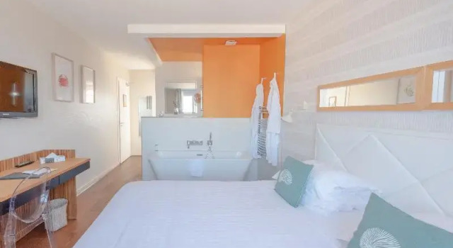 Номер Deluxe Hôtel La Baie des Anges, son SPA marin & sa piscine couverte