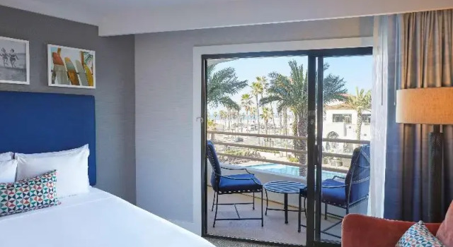 Четырёхместный номер Standard с балконом и с видом на океан The Waterfront Beach Resort, A Hilton Hotel