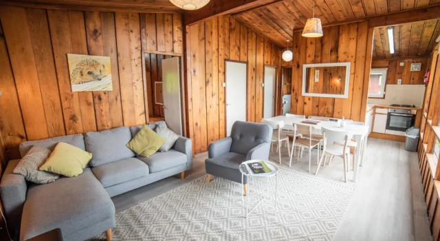 Timber Hill Self Catering Cedar Lodges, Varaa Hotelli The Havens Glamorgan, lähellä Broad Haven Beach