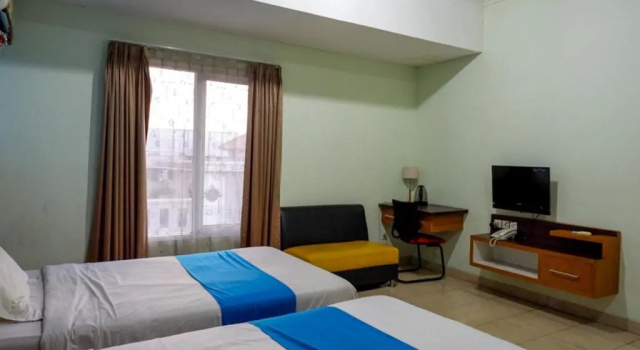 Deluxe Twin room Pineapple Mansion Solo Mitra RedDoorz near RS JIH Solo
