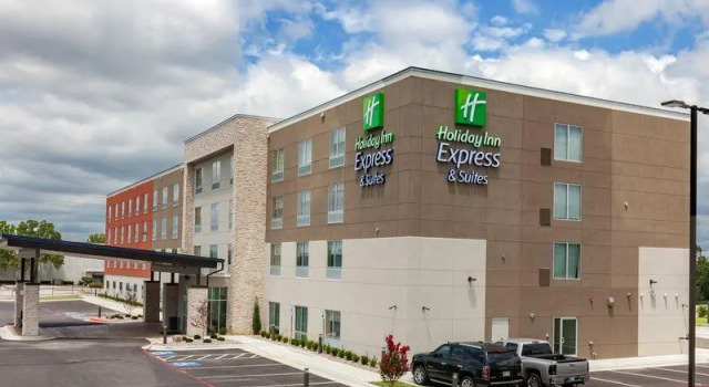Четырёхместный номер Standard Holiday Inn Express & Suites Tulsa South - Woodland Hills by IHG