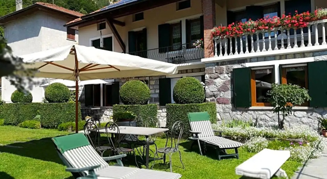 B&B OLTRA, Prenota Bed & breakfast Lamon 