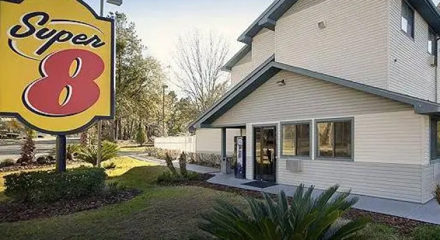 Люкс Super-8-Gainesville-I-75-Hospital-University-Area